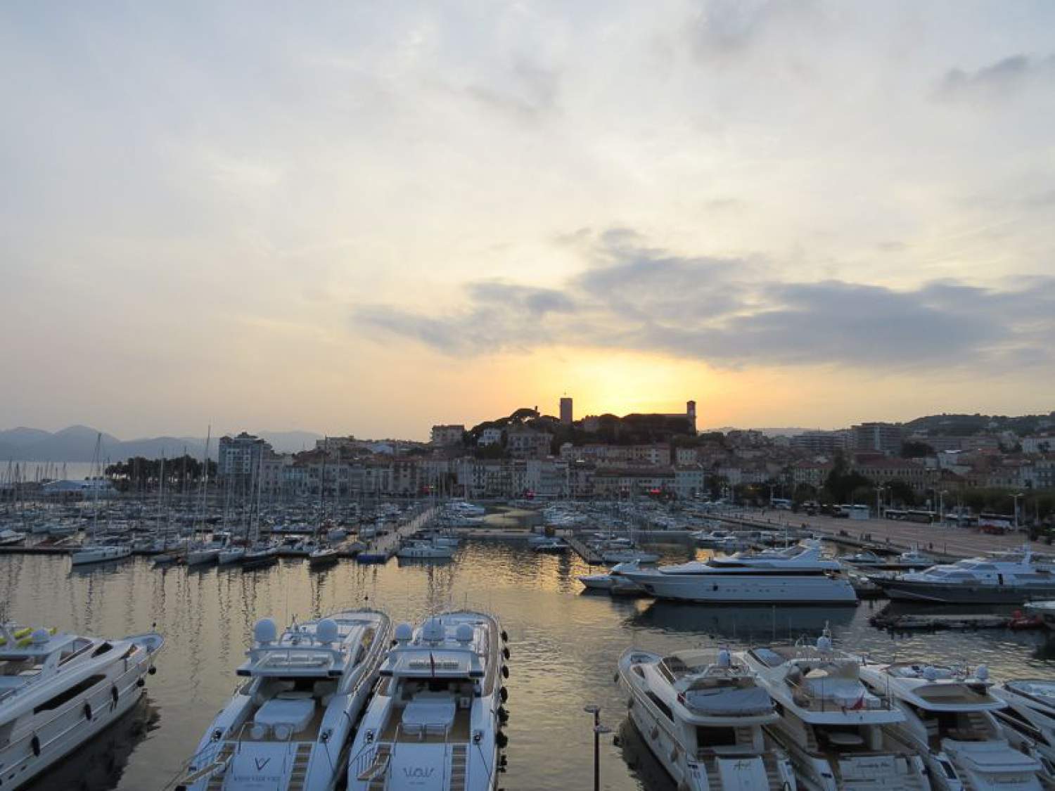 Cannes, ville bordée par l'eau, France
