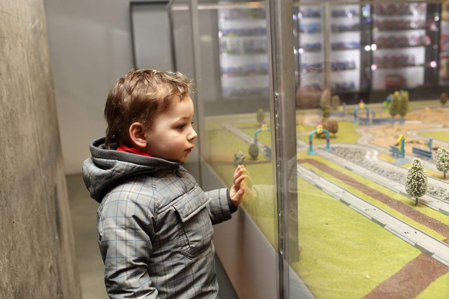 Enfant regardant une maquette de ville au musée