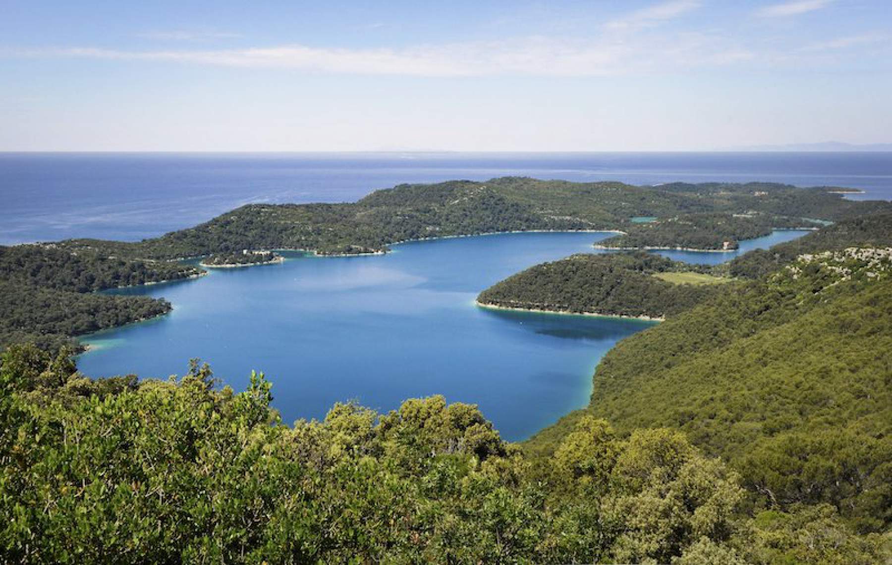 Vue des lacs de l'Île Mljet island de la colline Montokuc en Croatie