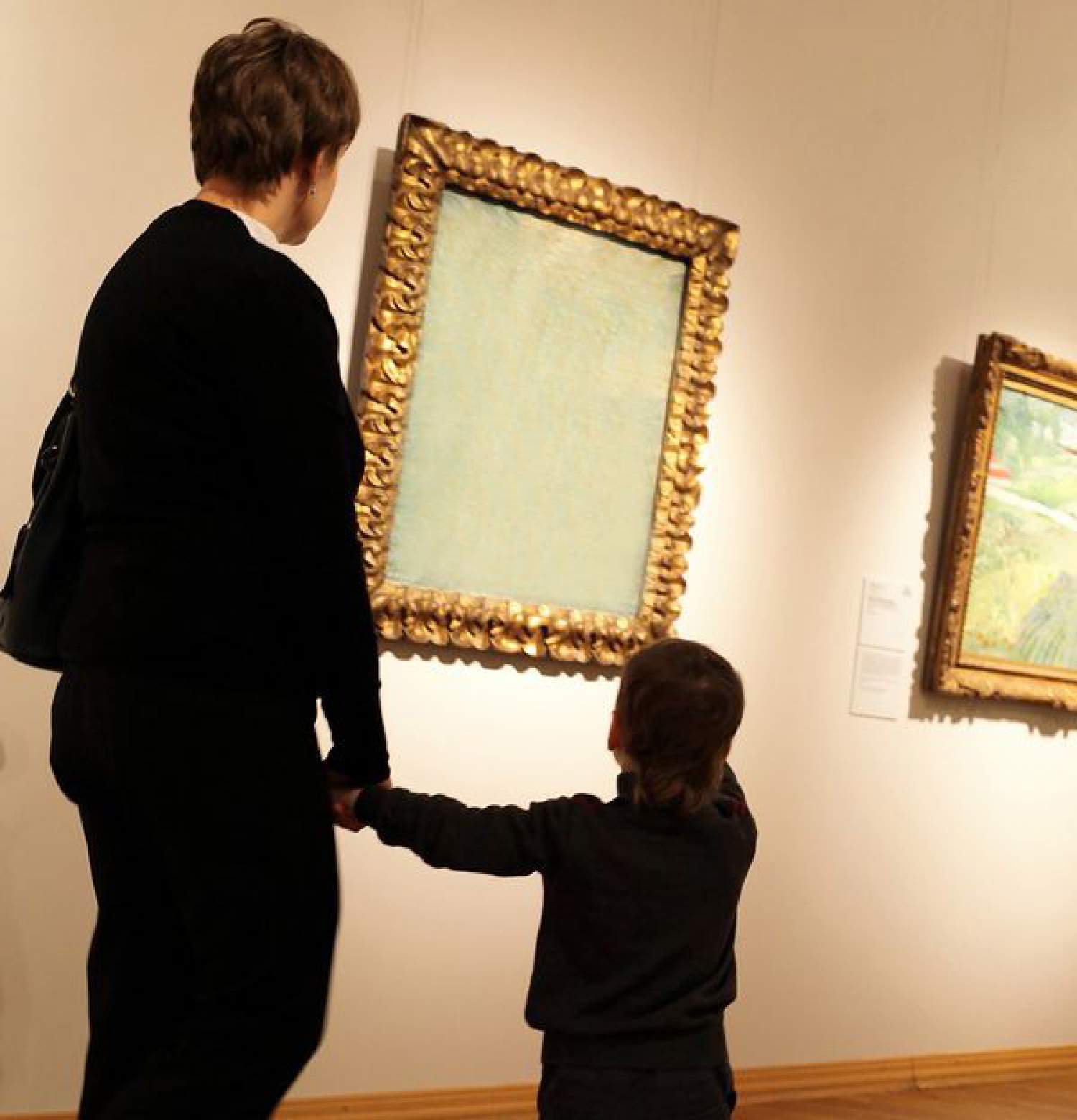 Mère donnant des explications à son fils