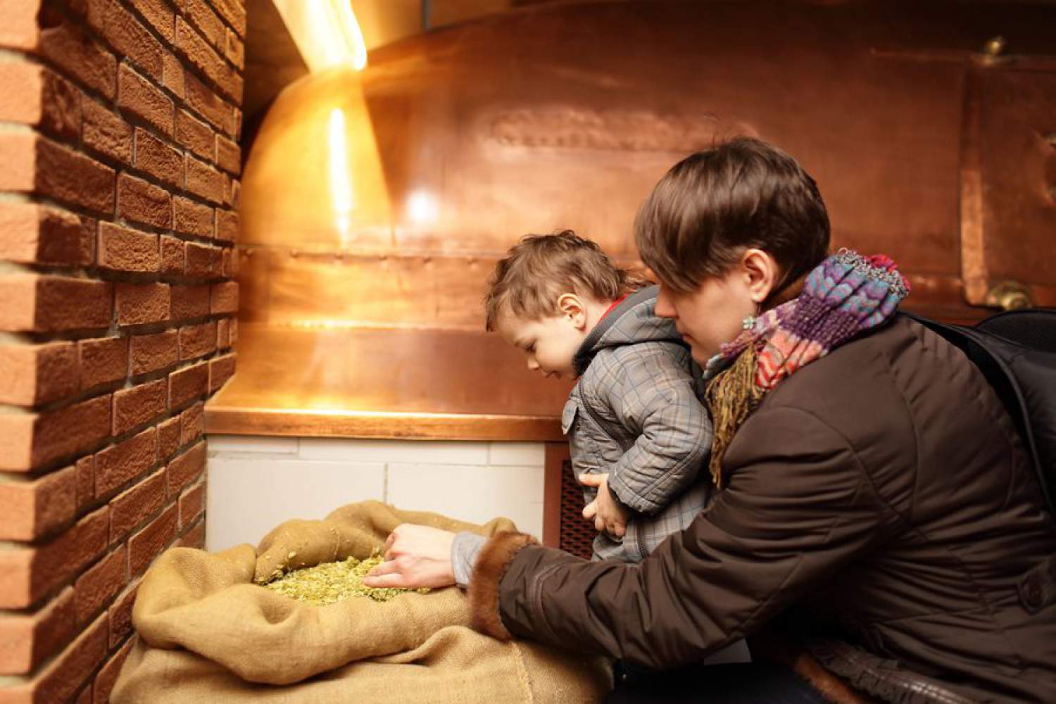 Mère et fils touchant du houblon dans un musée