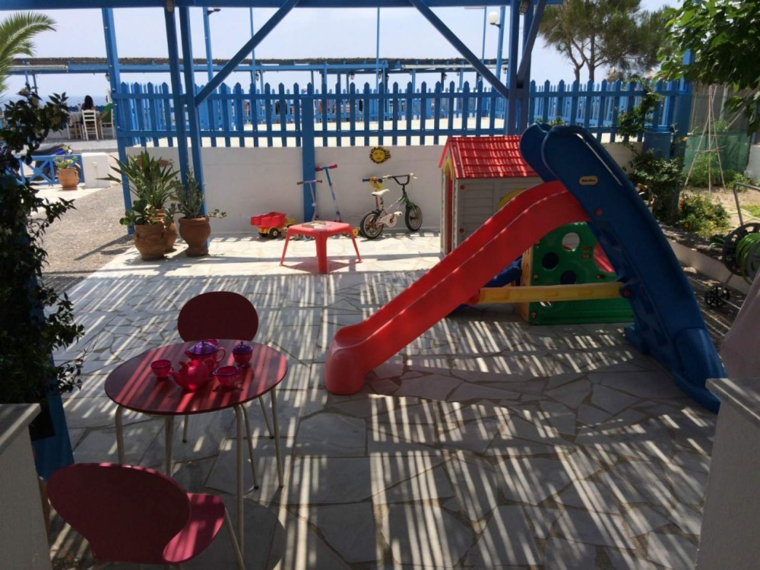 Le restaurant Psaraki vous offre un terrain de jeu pour les tout petits