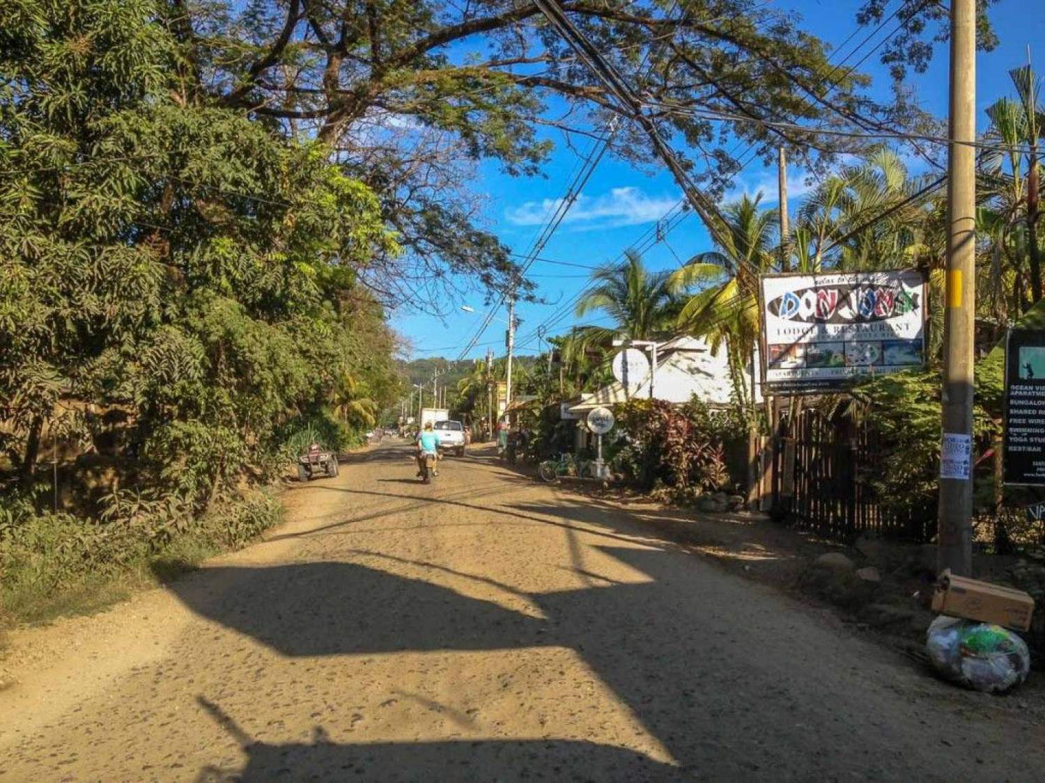 La rue longeant la plage à Santa-Teresa, Costa Rica