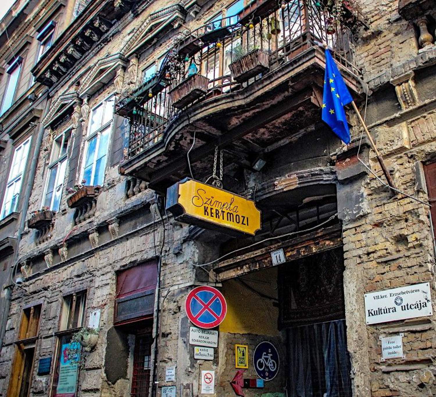 Elizabethtown The Best Nightlife in Budapest Experience Transat