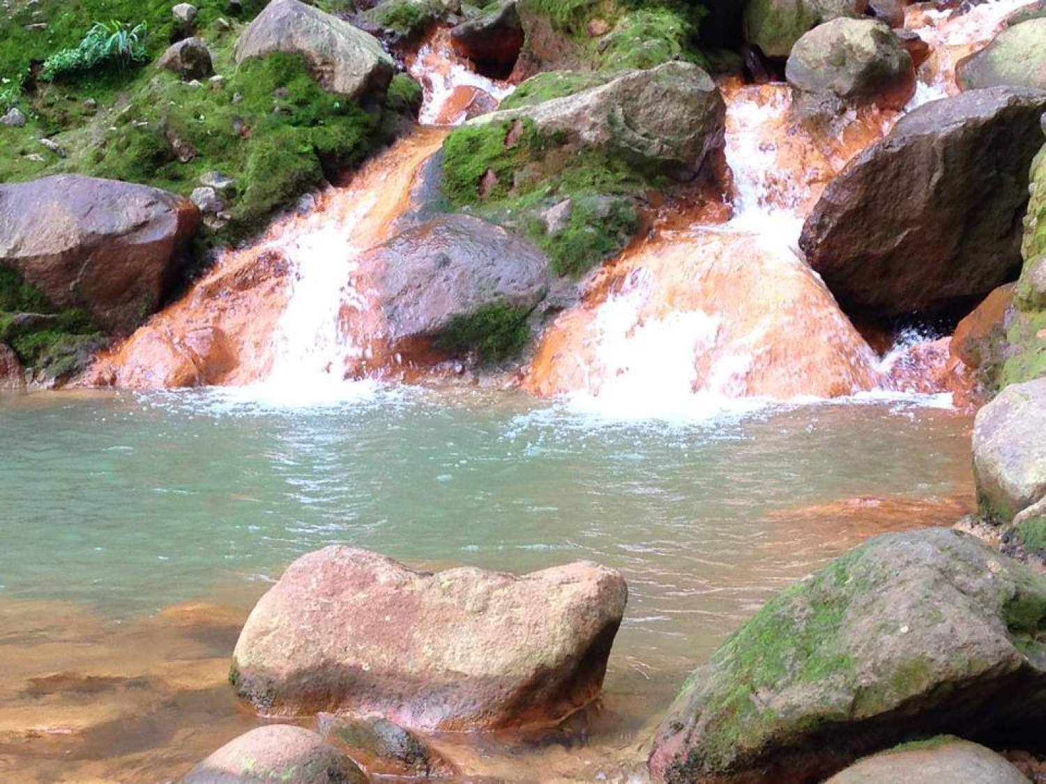 Petites chutes se jetant dans une piscine naturelle