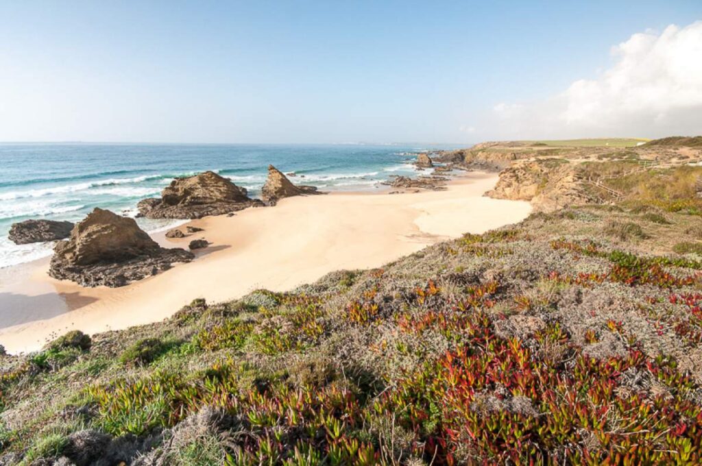La plage de Samoqueira sur le littoral de l'Alentejo, au Portugal
