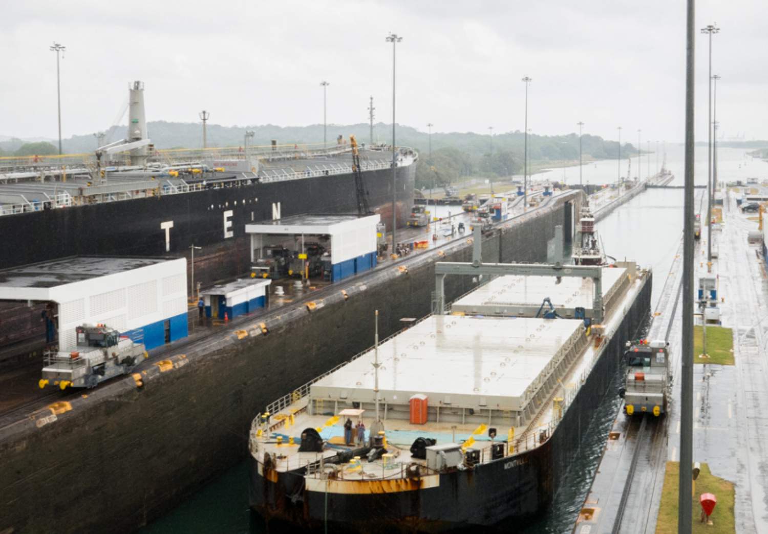 Bateau dans les écluses au Canal de Panama