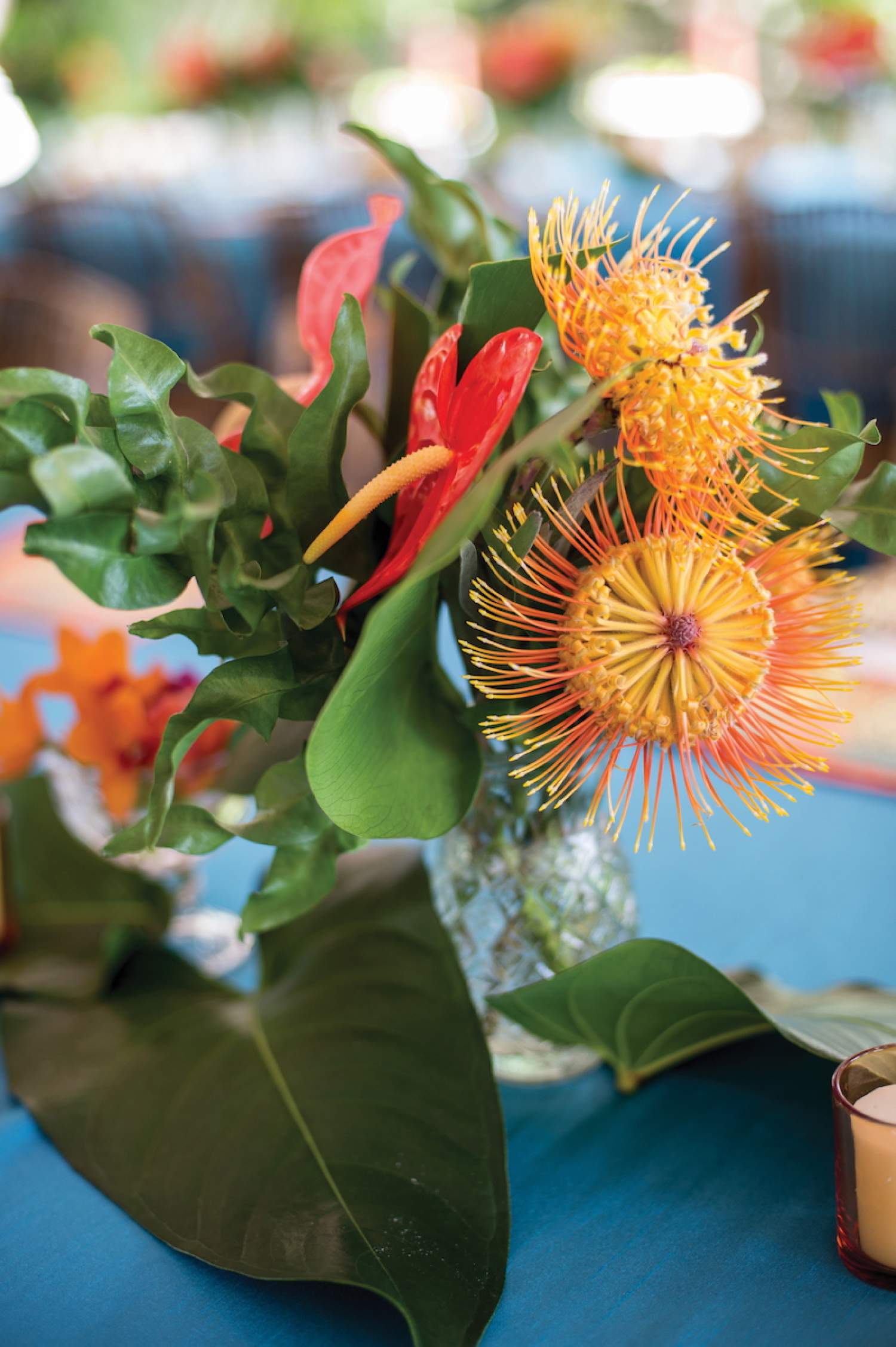 Arrangement floral de fleurs de la passion pour un mariage sur la plage