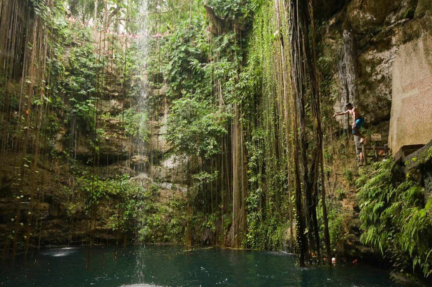 Sauter dans le cenote Ik Kil, Mexique