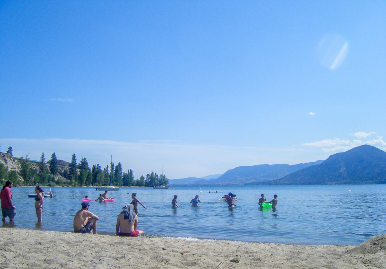 plage sur le lac, vallée d'Okanagan