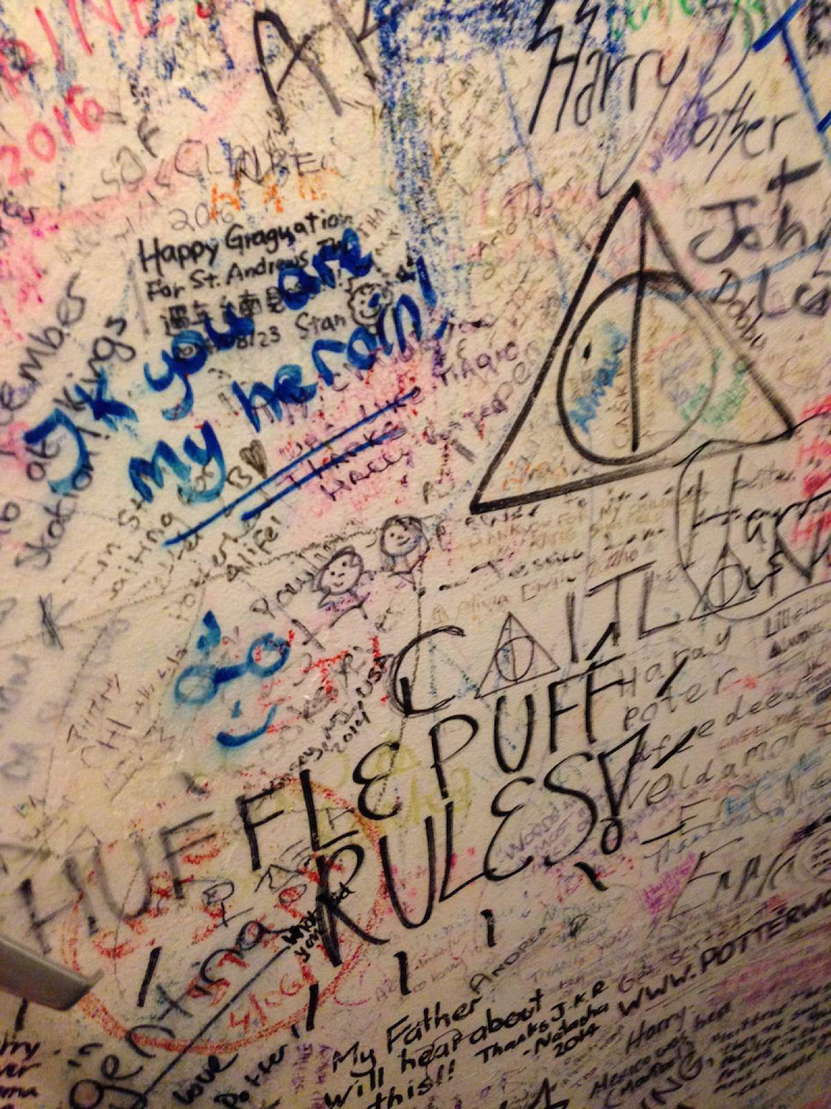 Messages dans les toilettes de l'Elephant House, studios Warner Bros, Londres