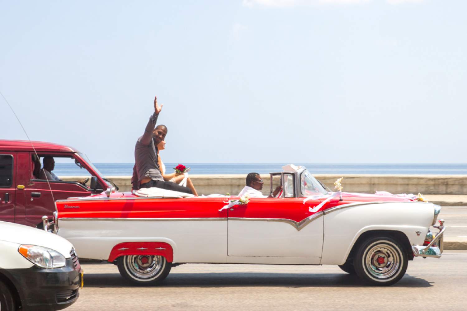 Les mariés dans une vieille voiture à La Havane, Cuba