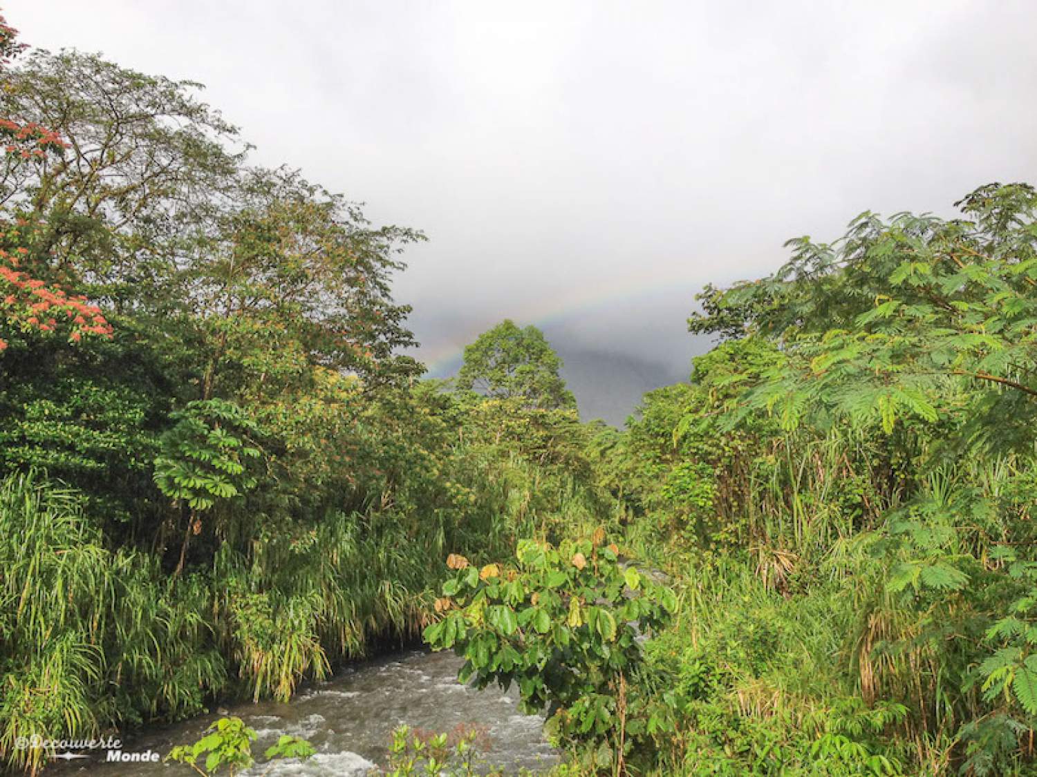 Arc-en-ciel dans la région d'Arenal au Costa-Rica