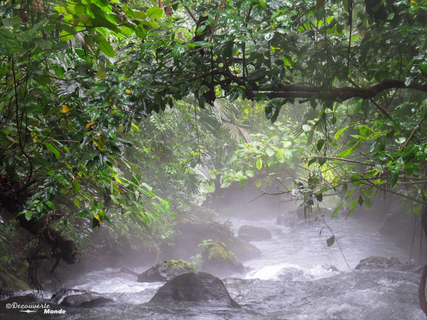 Source thermale près du volcan Arenal au Costa-Rica