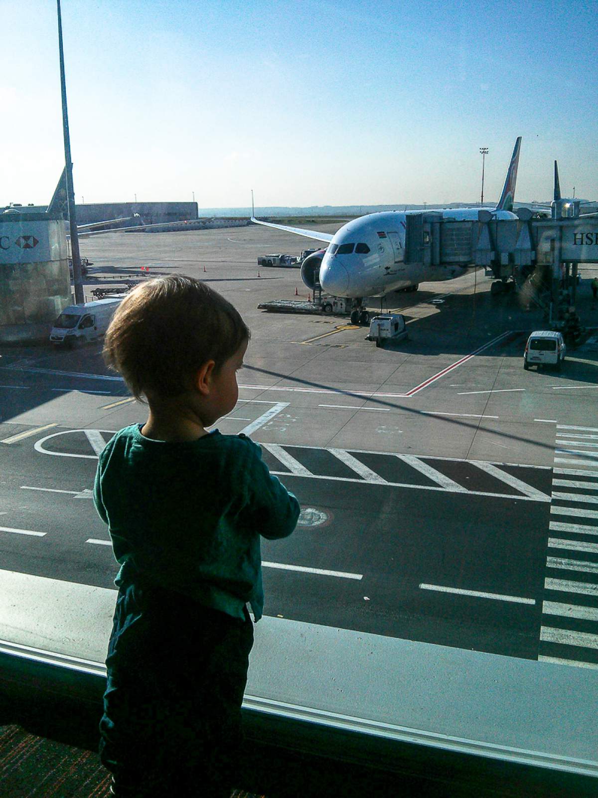 Voyager en avion avec bébé : nos astuces