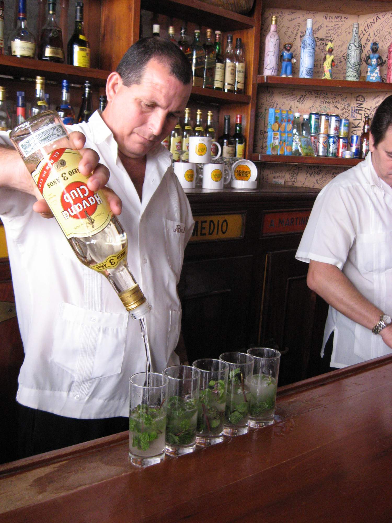 Production de mojitos à La Bodeguita, La Havane