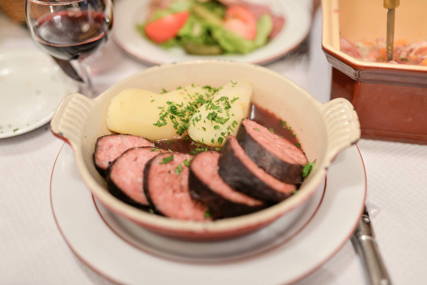 Plat de saucisson chaud, classique lyonnais