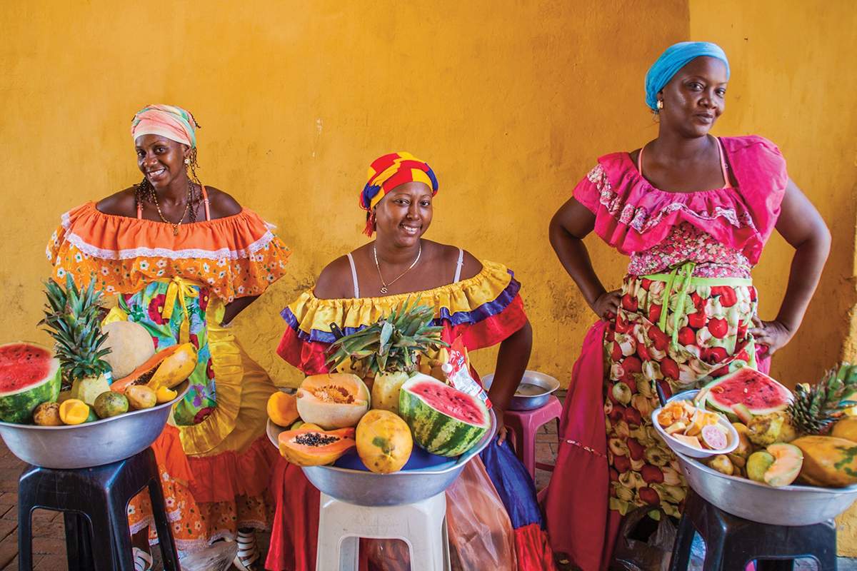Femmes vendant des fruits au marché, Colombie