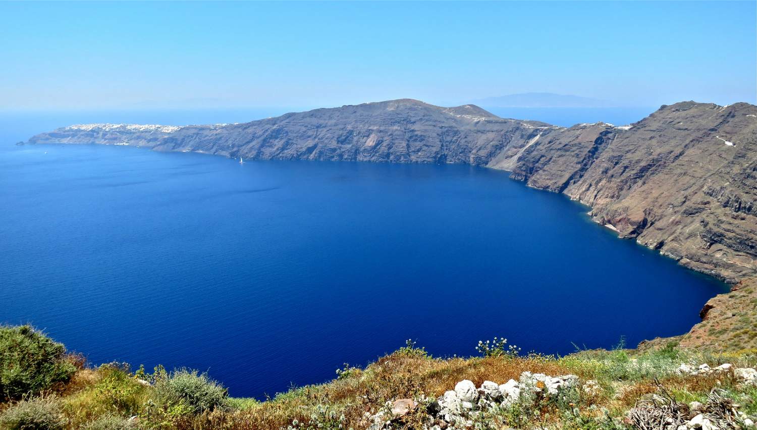 The Caldera ring in oia, Santorini, Greece