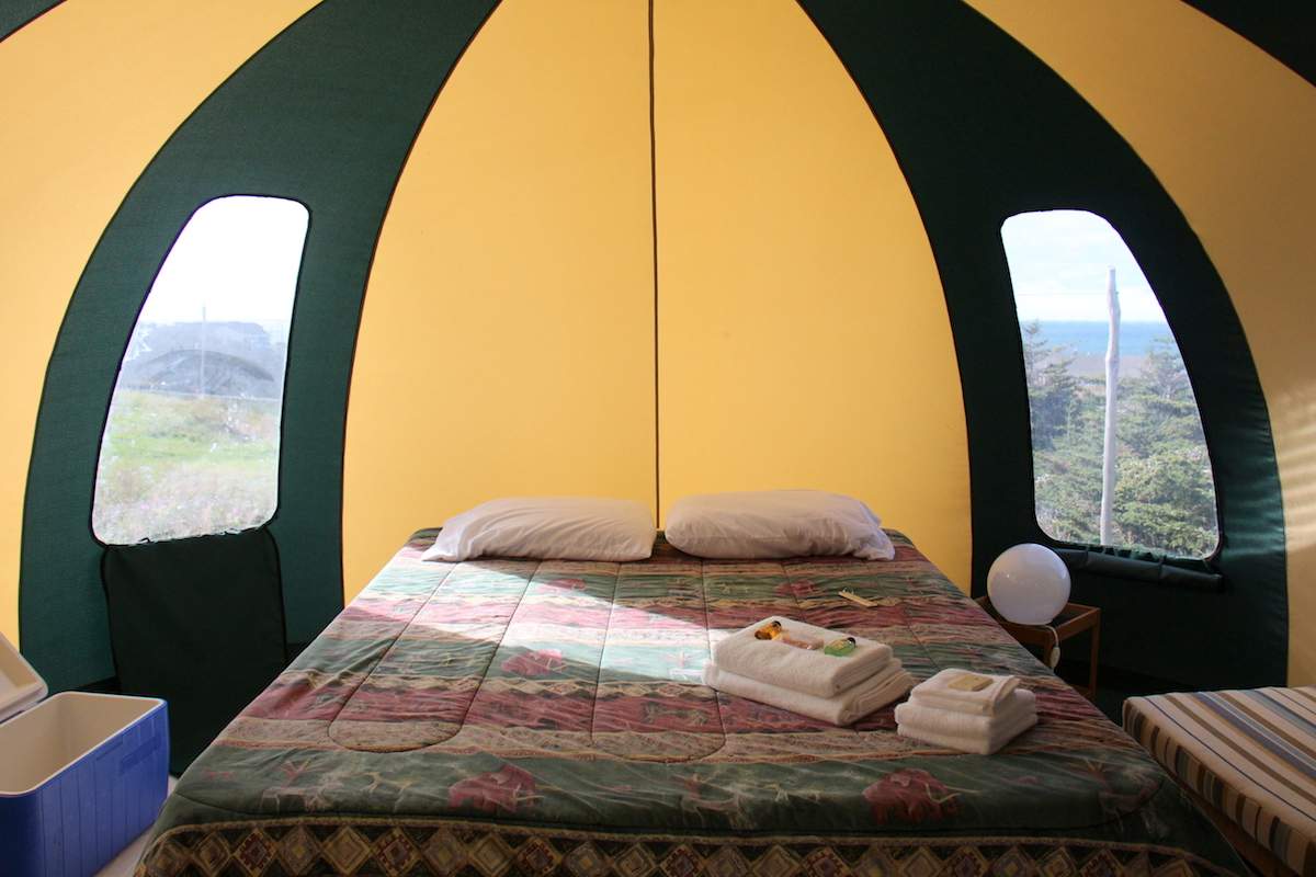 Intérieur d'une tente bulle au camping La Salicorne
