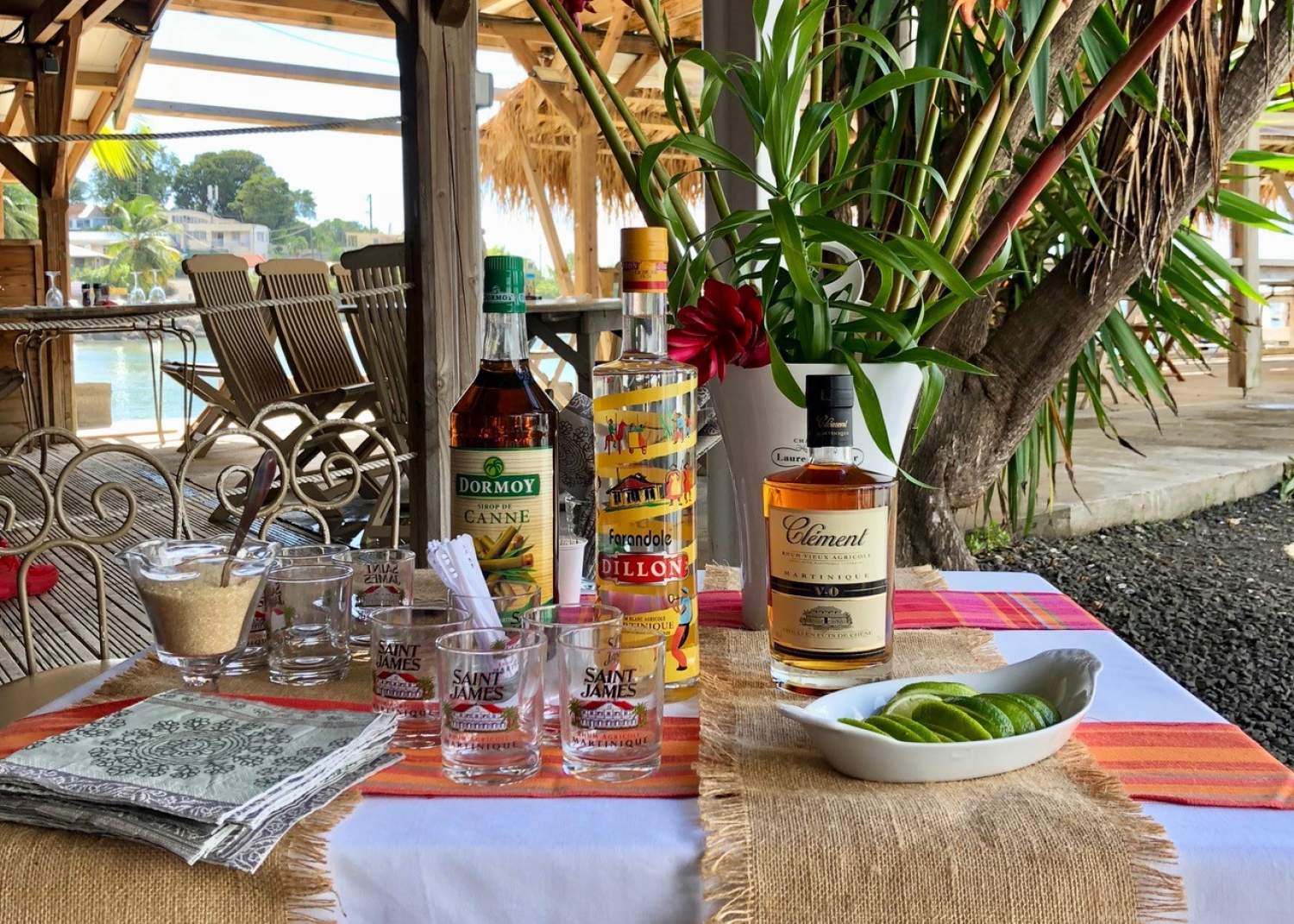 Cocktails dan un restaurant en Martinique