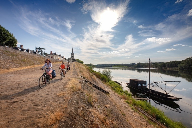 A vélo sur les bords de Loire à Bréhémont - Crédit photo : D. Darrault - CRT Centre-Val de Loire