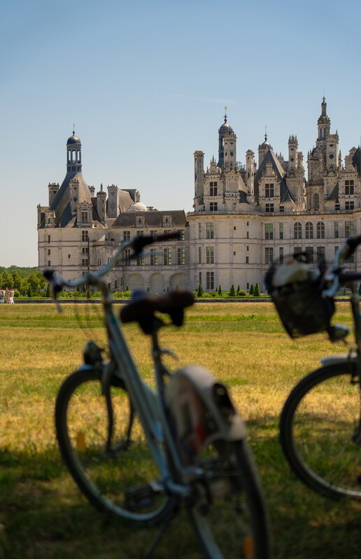 Vélos devant le château de Chambord - Crédit photo : Les Coflocs