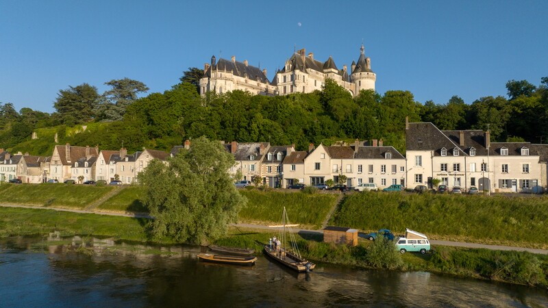 Le château de Chaumont et la Loire (vue drone) - Crédit photo : Les Coflocs
