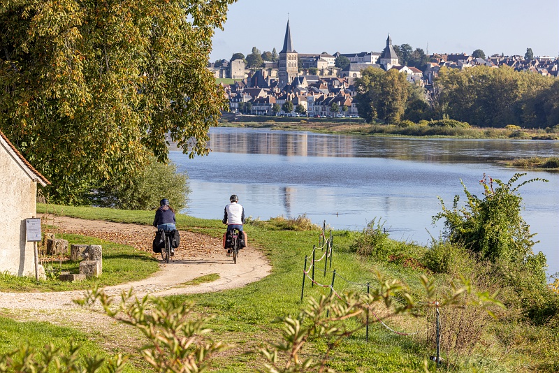 Vue sur La Charité-sur-Loire (Nièvre) depuis l'itinéraire de La Loire à vélo sur l'autre rive, à La Chapelle-Montlinard - Crédit photo : D. Darrault - CRT Centre-Val de Loire