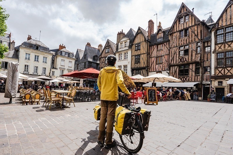 Vélo sur la place Plumereau, à Tours - Crédit photo : Un Monde à Vélo