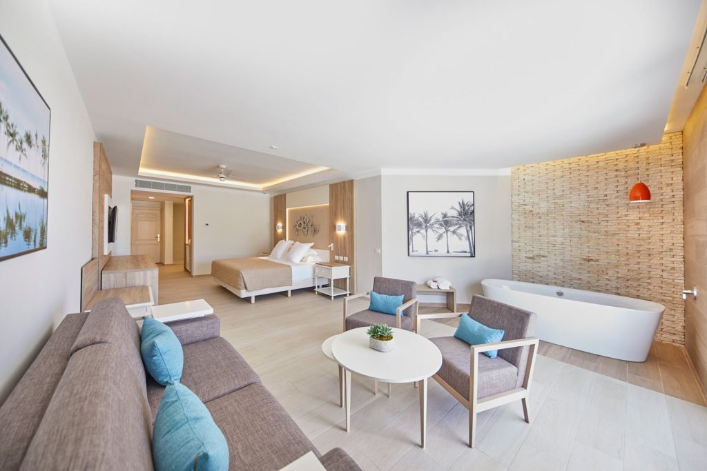 bahia principe luxury ambar - swim out suite