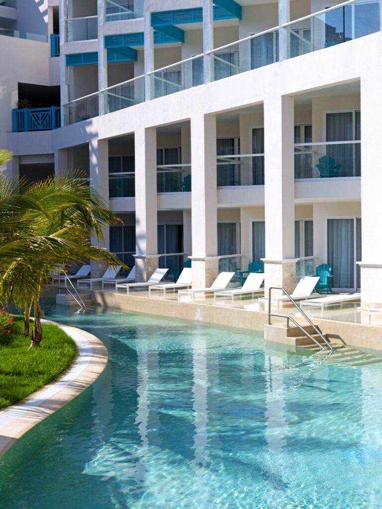 Margaritaville Riviera Maya swim up