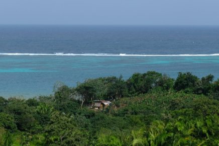 Vue panoramique sur la mer de l’île Roatán, Honduras Vue panoramique sur la mer de l'île Roatán, Honduras
