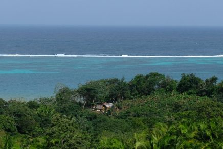 Vue panoramique sur la mer de l'île Roatán, Honduras
