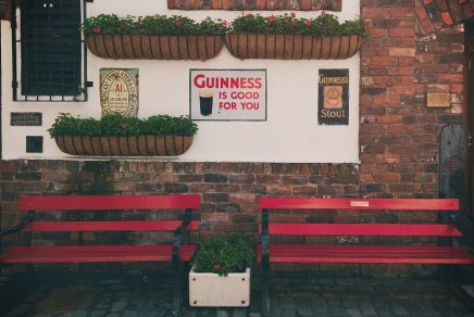 affiche Guinness et bancs rouges devant les pubs à Dublin/sign for Guinness and red benches in front of Dublin pubs