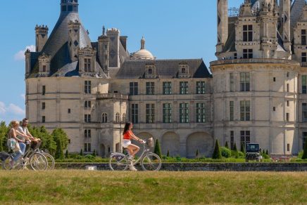 Vélos devant le château de Chambord - Loire à vélo - Crédit photo : Les Coflocs