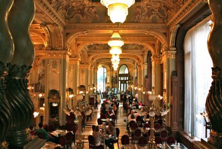 Le-café-New-York-occupe-lancien-siège-dune-compagnie-dassurance-américaine.12