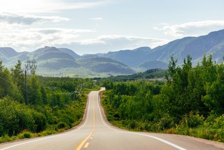 Road trip au Québec - longue route dans un espace nature / Road trip in Quebec, long road in a natural area