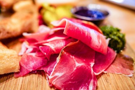 Assiette de charcuteries, à manger avec un bon vin dans Paris