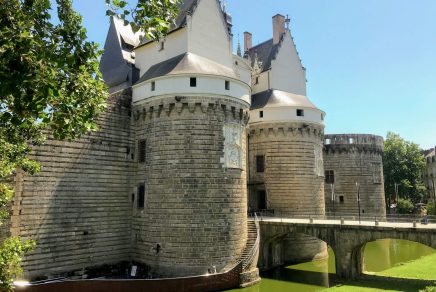 chateau-des-duc-de-bretagne-castle-entrance-nantes-france