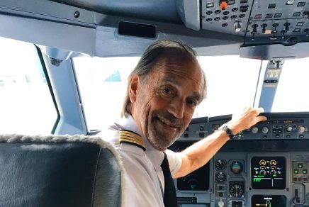 Le commandant Piché dans le cockpit, juste avant son dernier vol transatlantique
