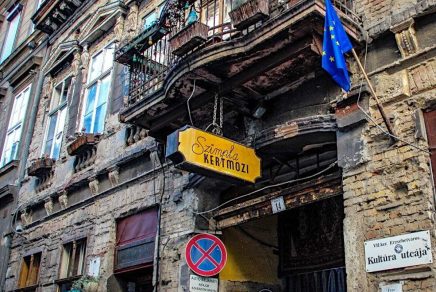 Szimpla Kert bar, Budapest (cover) Szimpla Kert bar, Budapest (cover)
